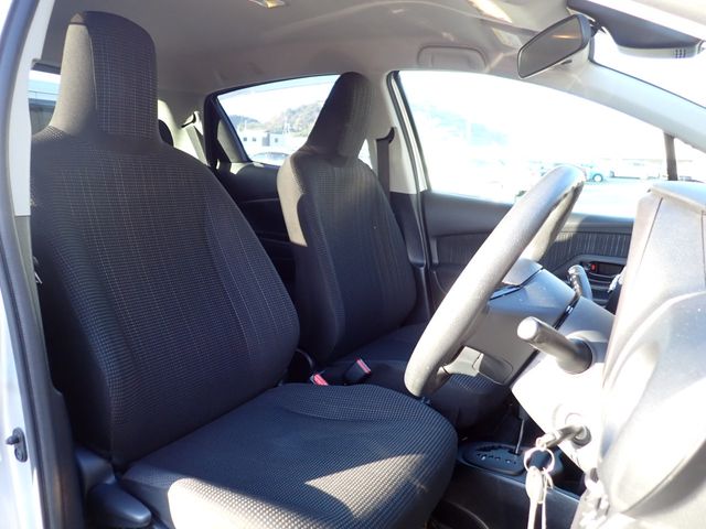 TOYOTA VITZ 2018 Image 31