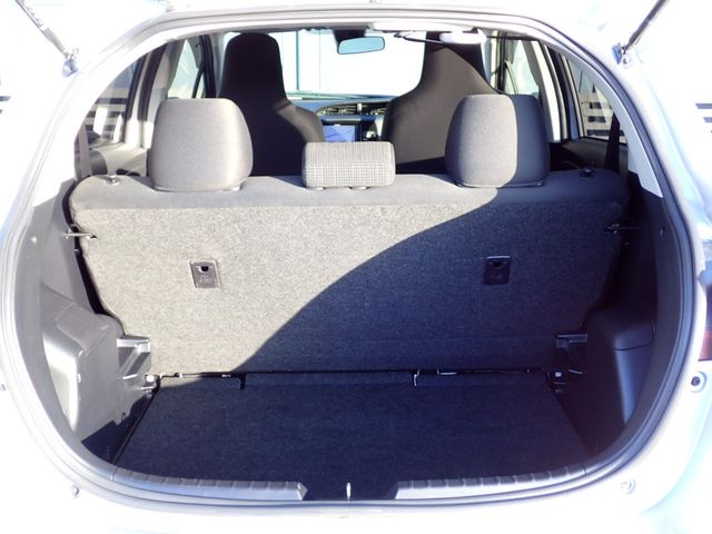 TOYOTA VITZ 2018 Image 31