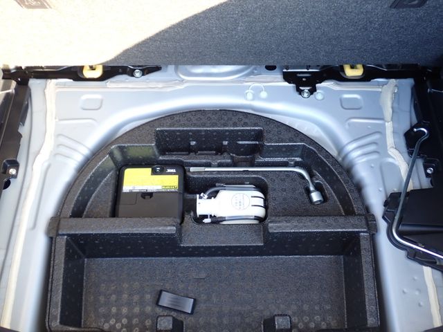 TOYOTA VITZ 2018 Image 31