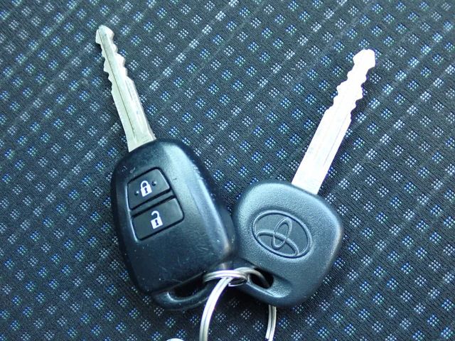 TOYOTA VITZ 2018 Image 31