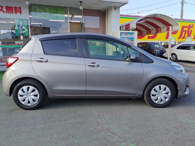 TOYOTA VITZ HYBRID 2017 Image 31