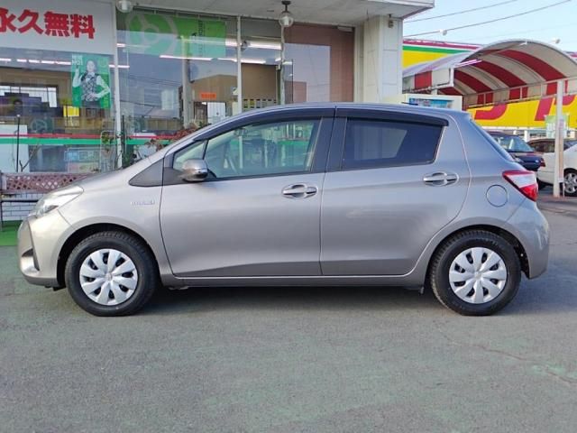 TOYOTA VITZ HYBRID 2017 Image 31