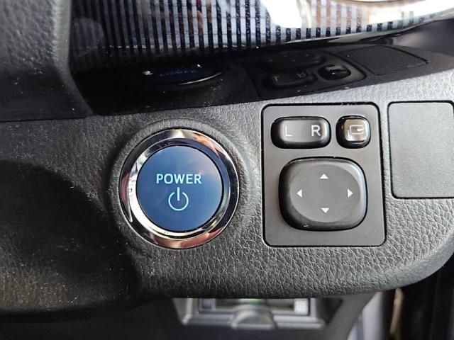 TOYOTA VITZ HYBRID 2017 Image 31