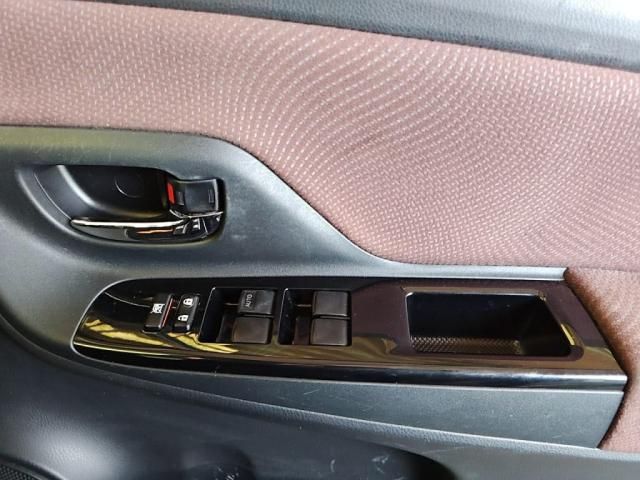 TOYOTA VITZ HYBRID 2017 Image 31