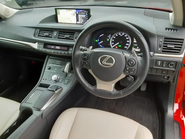 TOYOTA LEXUS CT200H 2018 Image 31