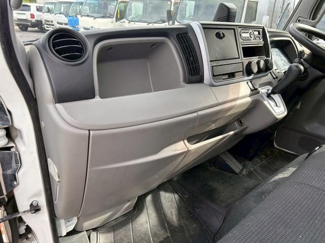 MITSUBISHI CANTER 2018 Image 31