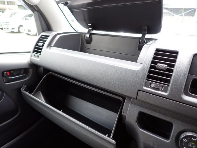 TOYOTA HIACE VAN 1.25T 2WD 2018 Image 31