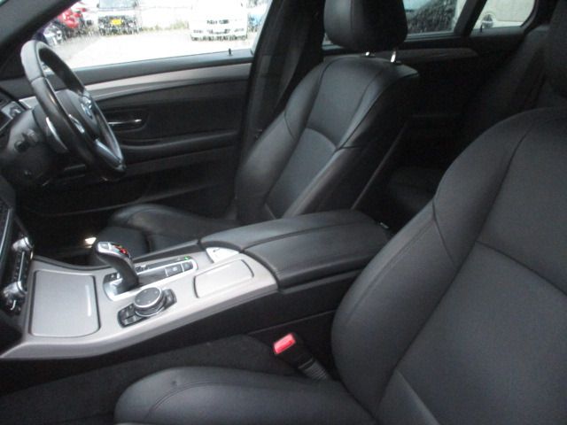 BMW 5SERIES TOURING 2016 Image 31