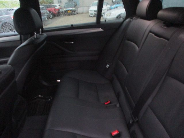 BMW 5SERIES TOURING 2016 Image 31