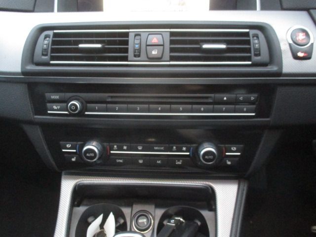 BMW 5SERIES TOURING 2016 Image 31