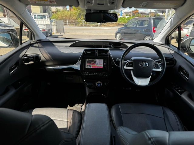 TOYOTA PRIUS 2017 Image 31