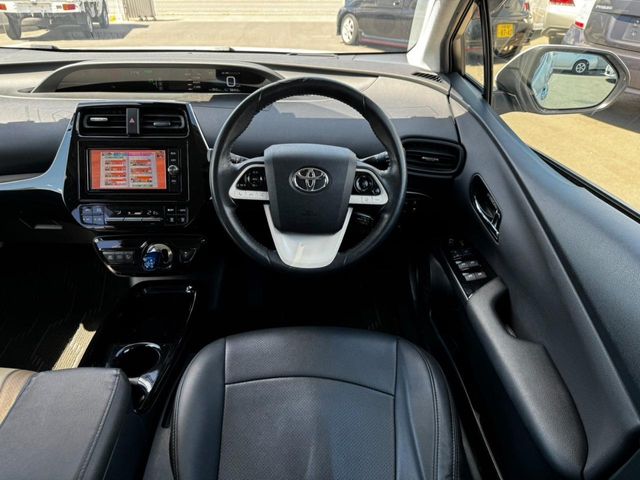 TOYOTA PRIUS 2017 Image 31