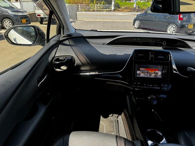 TOYOTA PRIUS 2017 Image 31