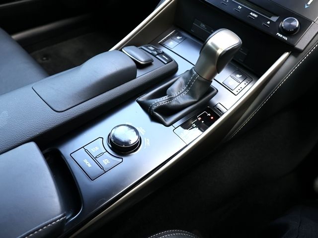 TOYOTA LEXUS IS300H 2013 Image 31