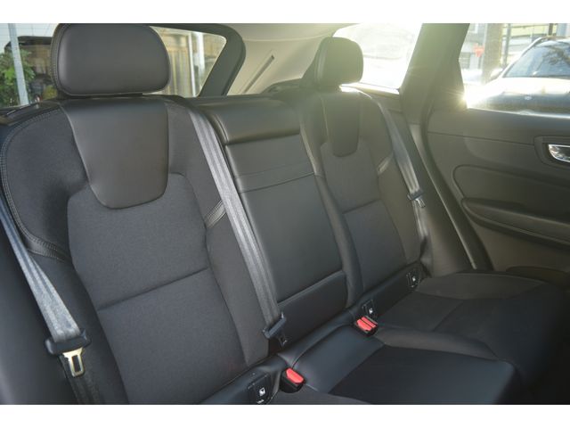 VOLVO XC60 2018 Image 31