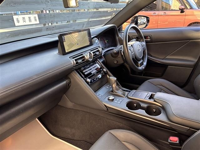 TOYOTA LEXUS IS300H 2020 Image 31