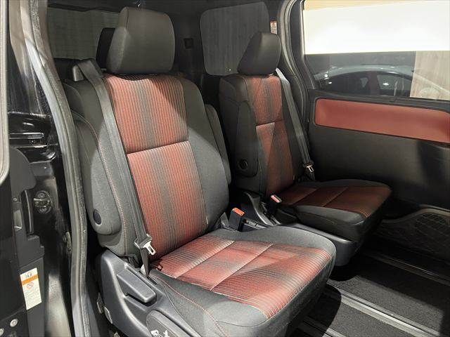 TOYOTA VOXY HYBRID 2017 Image 31