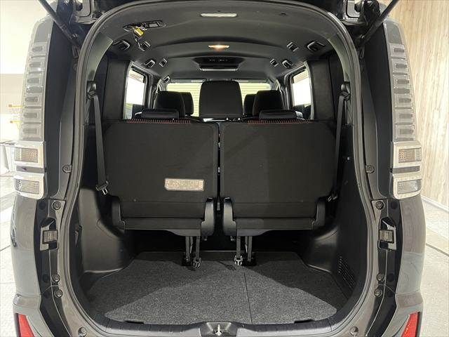 TOYOTA VOXY HYBRID 2017 Image 31