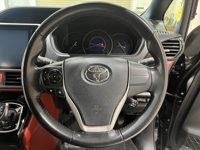 TOYOTA VOXY HYBRID 2017 Image 31