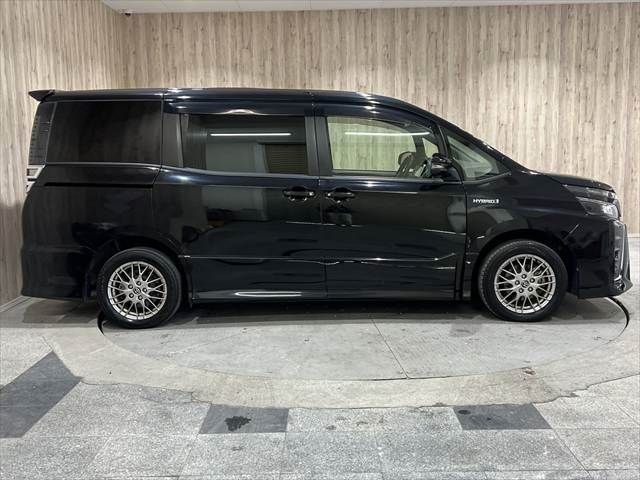 TOYOTA VOXY HYBRID 2017 Image 31