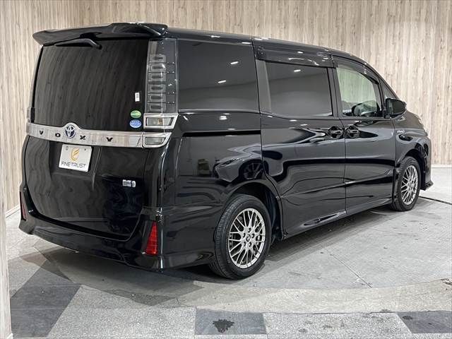 TOYOTA VOXY HYBRID 2017 Image 31