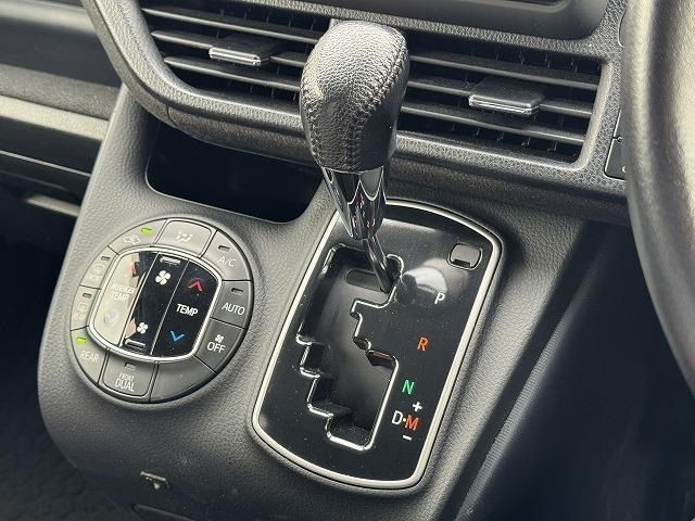 TOYOTA VOXY 2014 Image 31