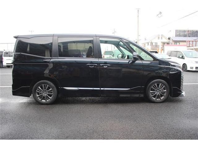 TOYOTA VOXY HYBRID 2022 Image 31