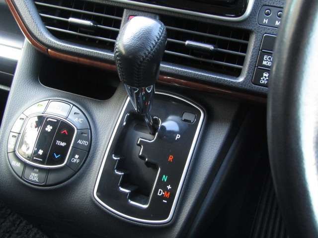 TOYOTA VOXY 2014 Image 31