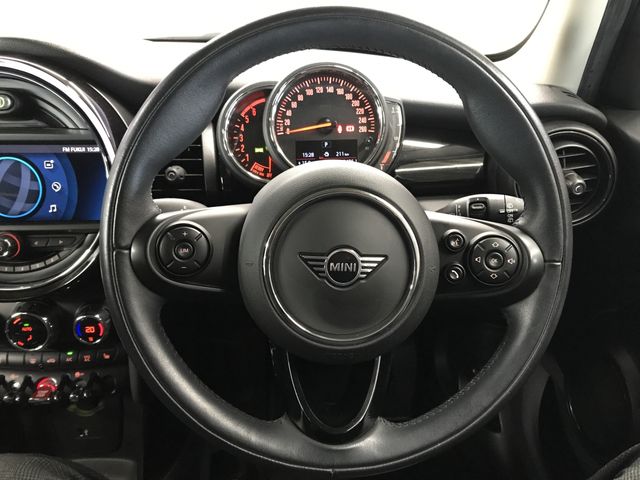 BMW MINI COOPER D 5DOOR 2021 Image 31