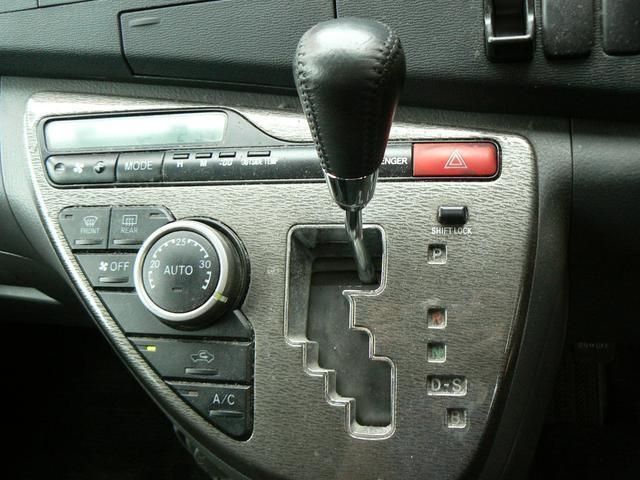 TOYOTA ISIS 2010 Image 31