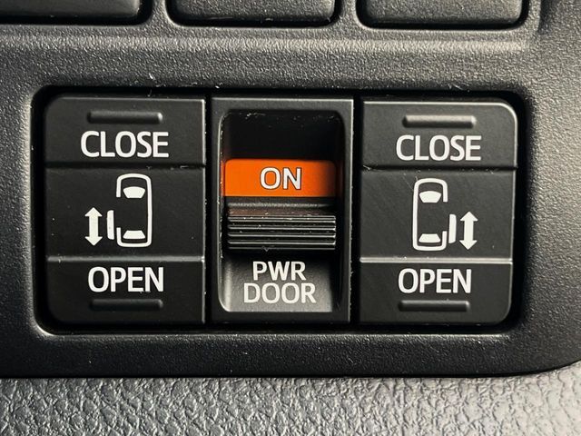 TOYOTA NOAH 2018 Image 31