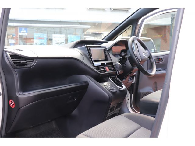 TOYOTA NOAH 2017 Image 31