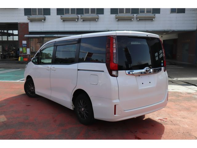 TOYOTA NOAH 2017 Image 31