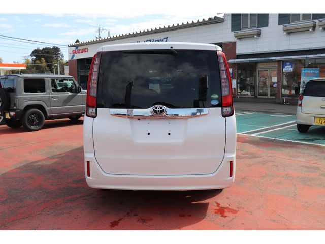 TOYOTA NOAH 2017 Image 31