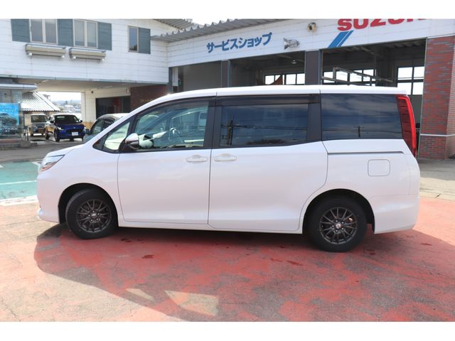 TOYOTA NOAH 2017 Image 31