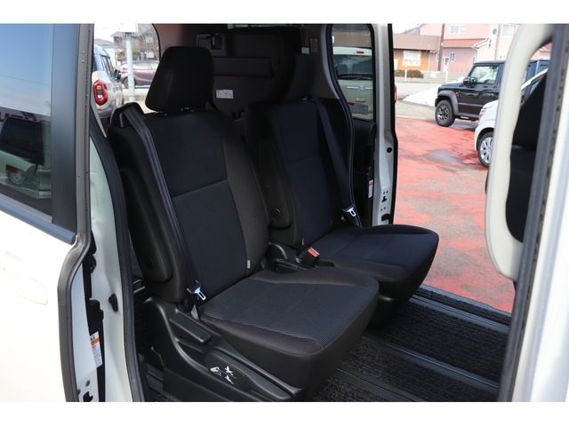 TOYOTA NOAH 2017 Image 31