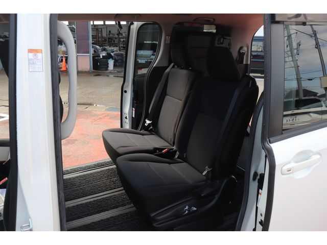 TOYOTA NOAH 2017 Image 31