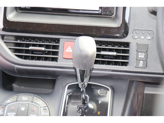 TOYOTA NOAH 2017 Image 31