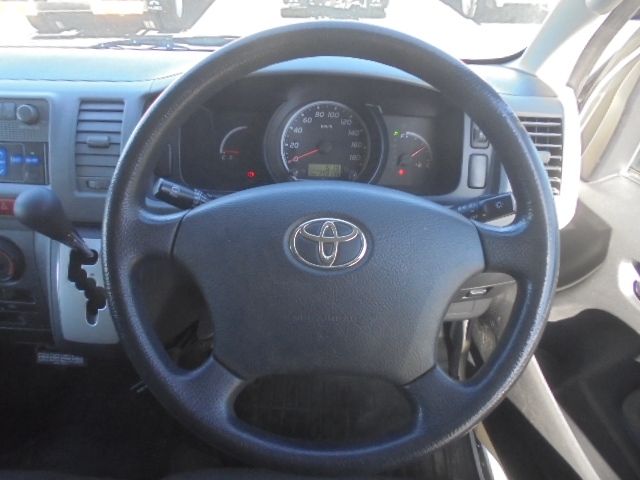 TOYOTA HIACE VAN 2WD 2010 Image 31
