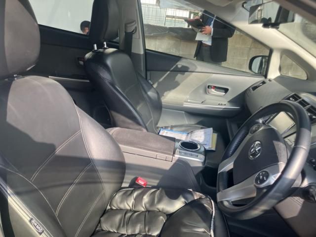 TOYOTA PRIUS ALPHA 2012 Image 31