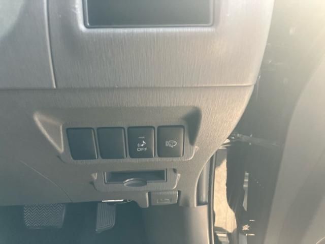 TOYOTA PRIUS ALPHA 2012 Image 31