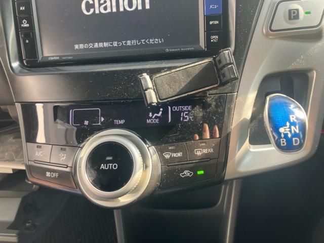 TOYOTA PRIUS ALPHA 2012 Image 31