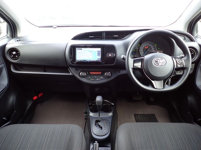 TOYOTA VITZ HYBRID 2018 Image 31