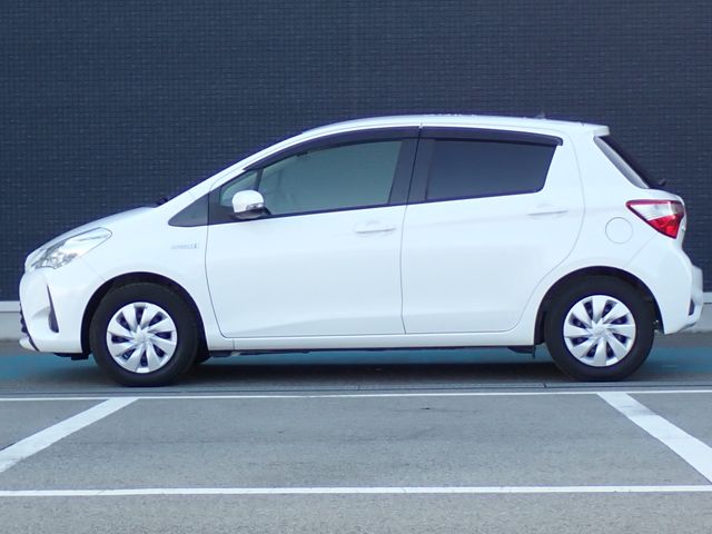 TOYOTA VITZ HYBRID 2018 Image 31