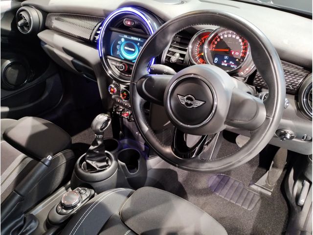 BMW MINI COOPER S 5D 2018 Image 31