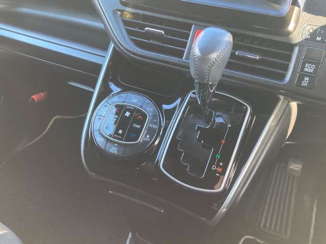 TOYOTA VOXY 4WD 2018 Image 31