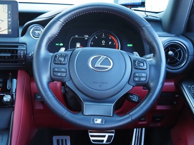 TOYOTA LEXUS IS300H 2022 Image 31