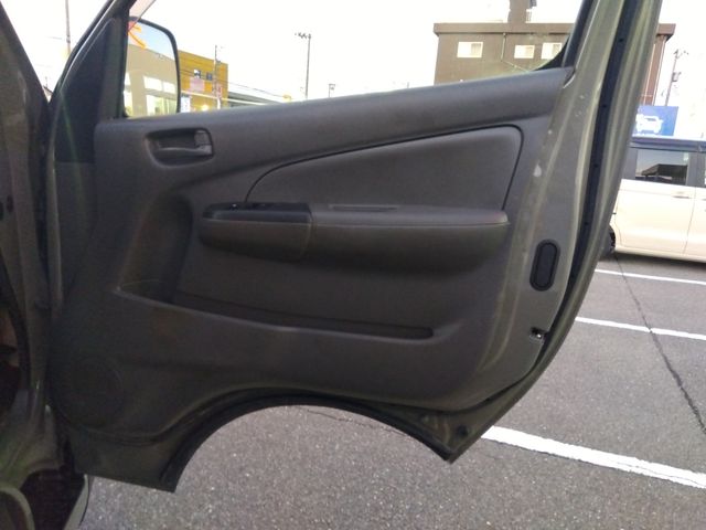 NISSAN NV350 CARAVAN 4WD 2013 Image 31