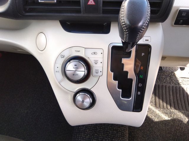 TOYOTA SIENTA HYBRID 2015 Image 31