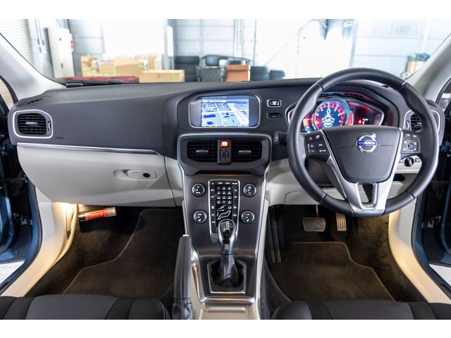 VOLVO V40 2013 Image 31